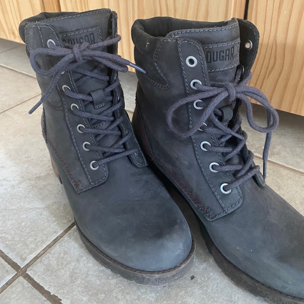 Cougar lace up boots in good shape